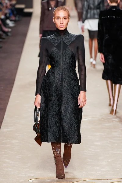 Look 27